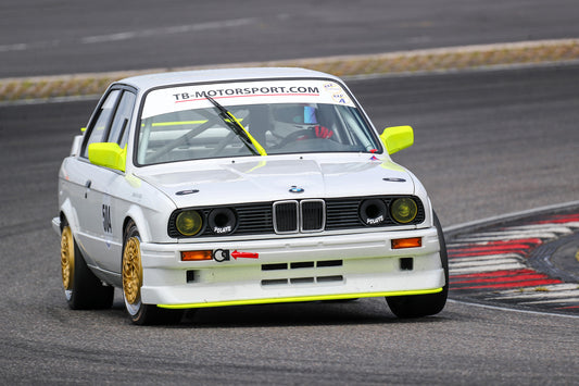 ADAC Racing Weekend auf dem Nürburgring: Luca Burghartz siegt im Eifelwetterchaos!